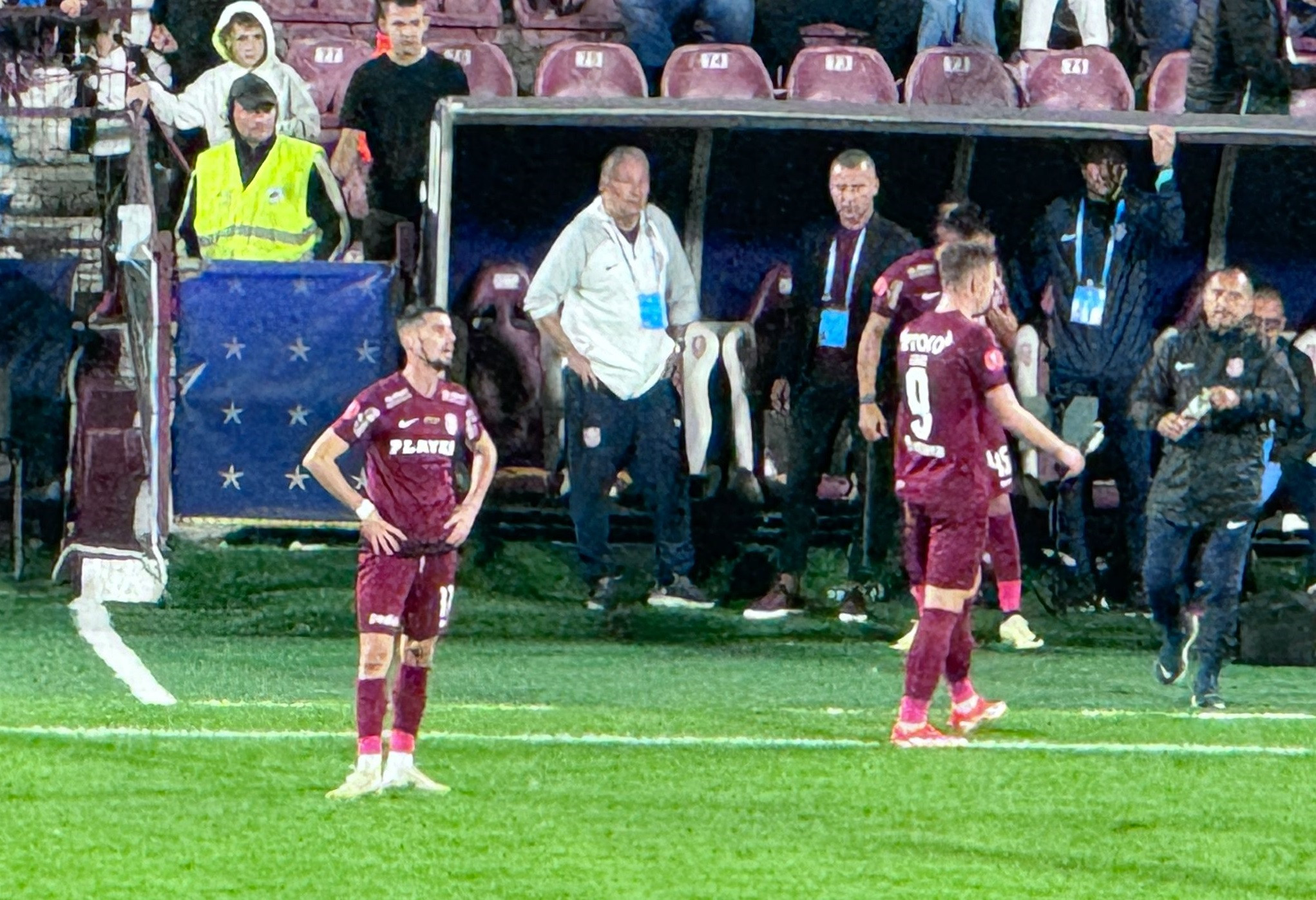 Fanii lui CFR Cluj au explodat la adresa lui Dan Petrescu după al treilea gol al celor de la UTA Arad: &rdquo;Demisia, demisia!&rdquo;